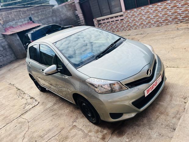 Toyota Vitz 1.3 FWD 5dr 2012 Gray photo 3