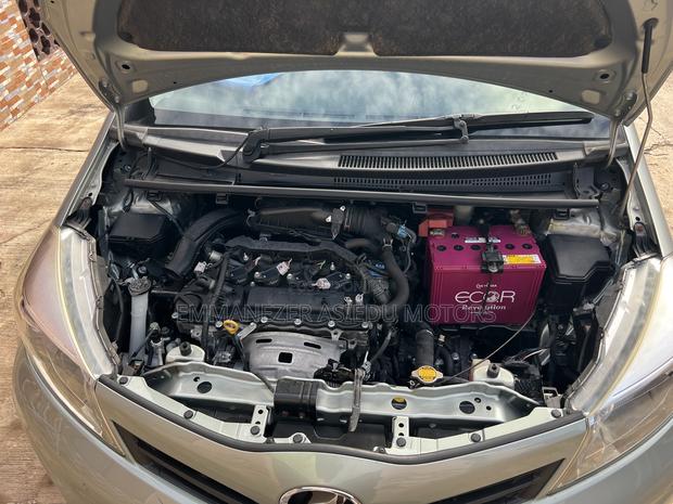 Toyota Vitz 1.3 FWD 5dr 2012 Gray photo 14
