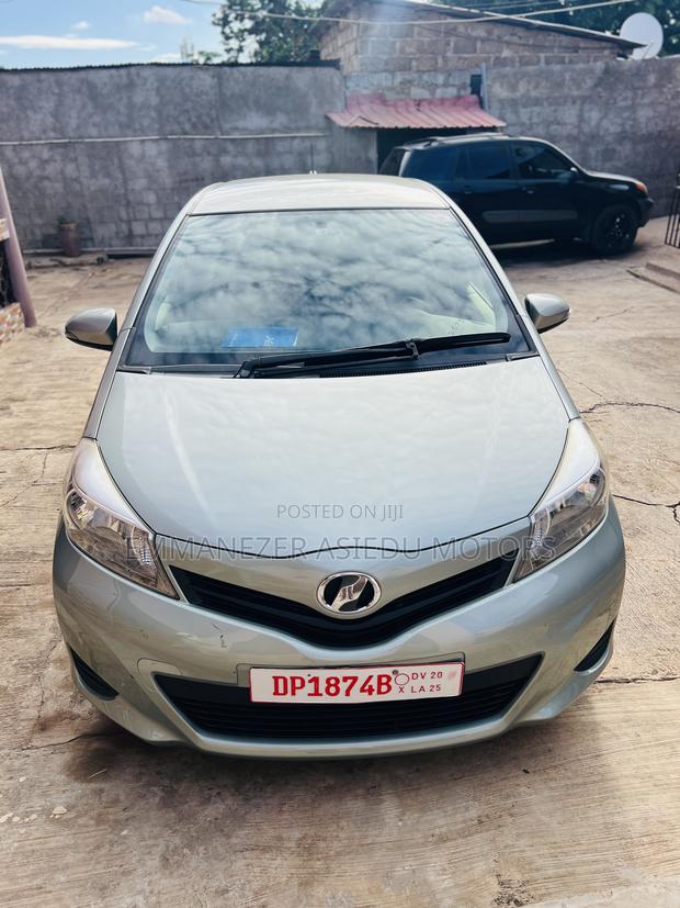 Toyota Vitz 1.3 FWD 5dr 2012 Gray