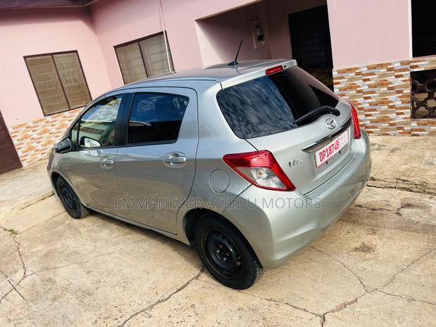Toyota Vitz 1.3 FWD 5dr 2012 Gray photo 4