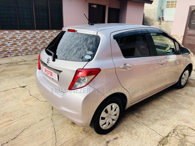 Toyota Vitz 1.3 FWD 5dr 2012 photo 2