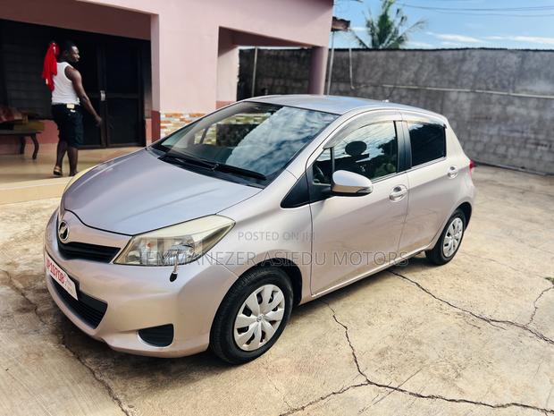 Toyota Vitz 1.3 FWD 5dr 2012 photo 4