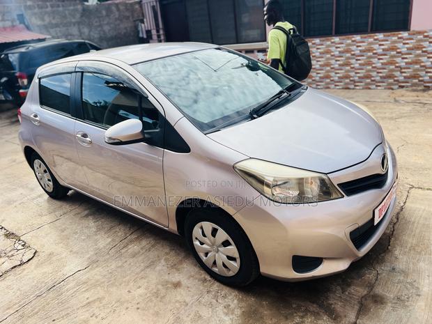 Toyota Vitz 1.3 FWD 5dr 2012 photo 6