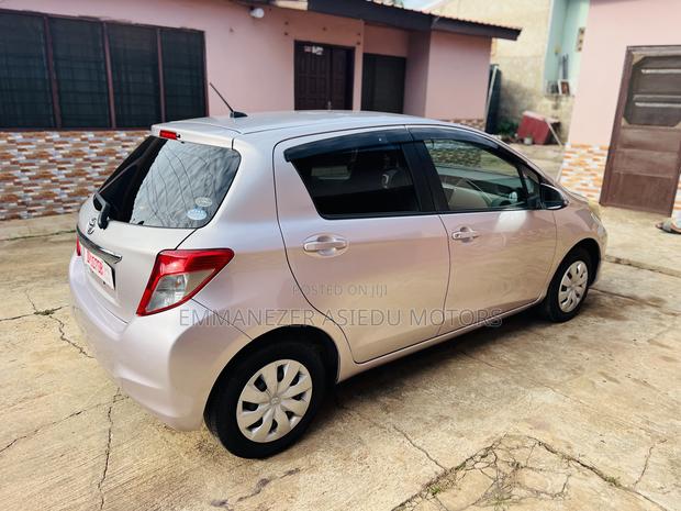 Toyota Vitz 1.3 FWD 5dr 2012 photo 5
