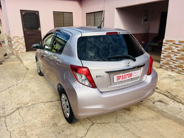 Toyota Vitz 1.3 FWD 5dr 2012 photo 3