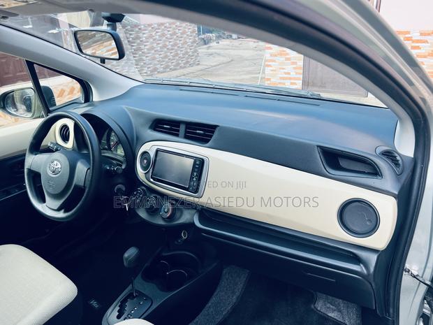 Toyota Vitz 1.3 FWD 5dr 2012 photo 11