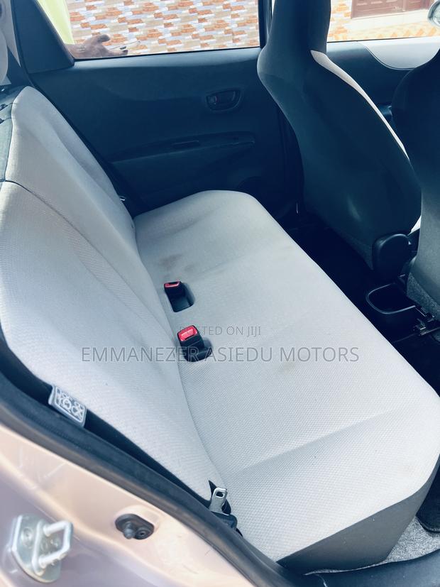 Toyota Vitz 1.3 FWD 5dr 2012 photo 7