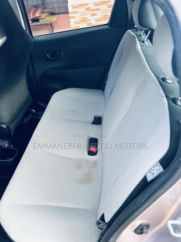 Toyota Vitz 1.3 FWD 5dr 2012 photo 8