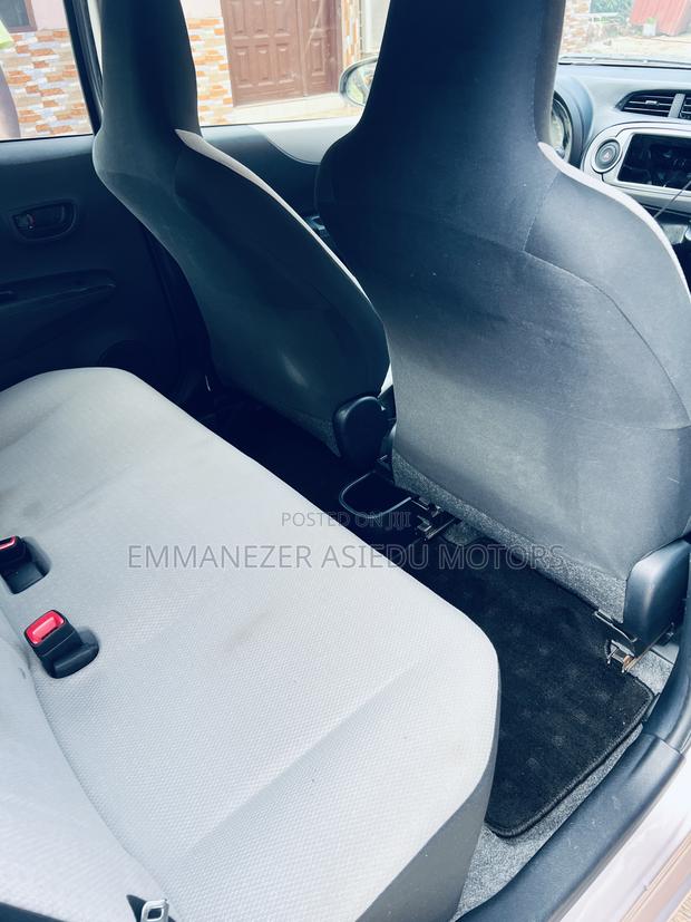 Toyota Vitz 1.3 FWD 5dr 2012 photo 10