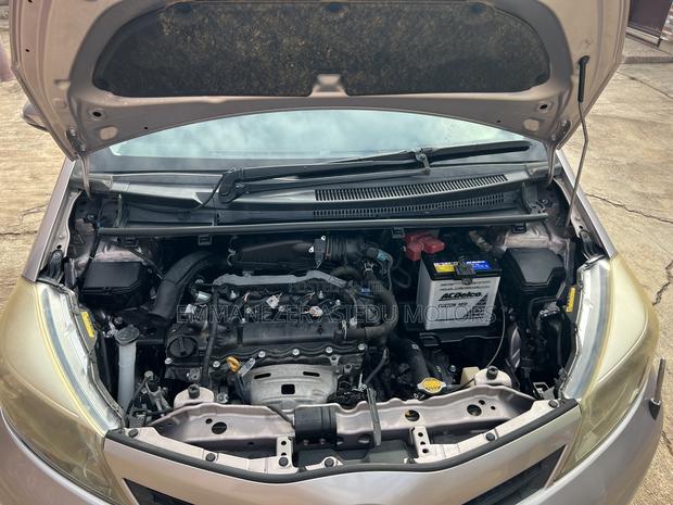 Toyota Vitz 1.3 FWD 5dr 2012 photo 13