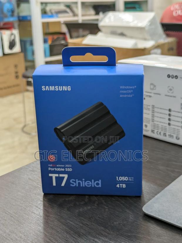 Samsung 4tb T7 Shield Portable SSD (Black) · Photo 4