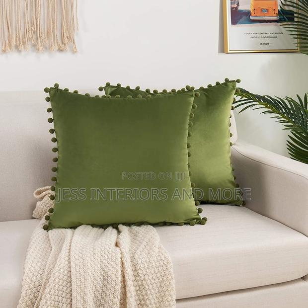 Throw Pillow (Green) · Photo 2