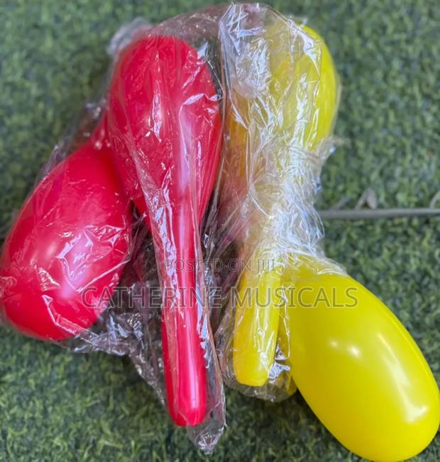 Plastic Shakers 1 Pair · Photo 3