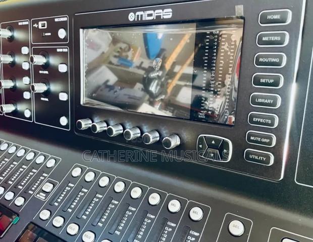 Midas M32 Live Mixer · Photo 3
