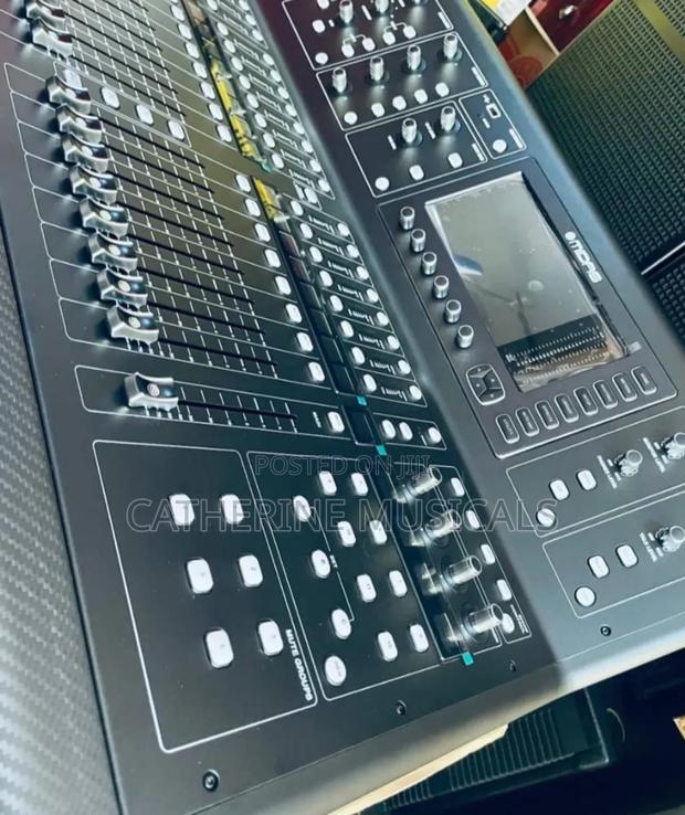 Midas M32 Live Mixer · Photo 4