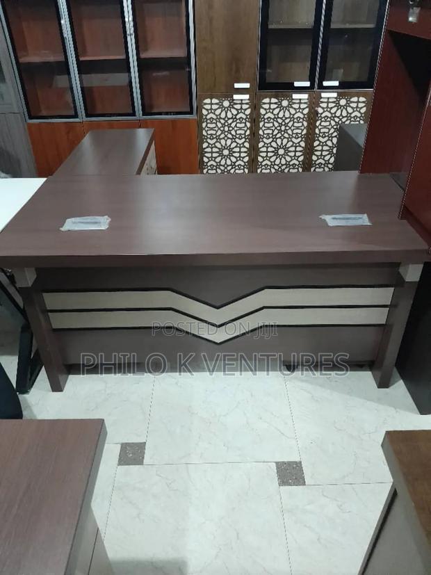 Executive Office Table With White Design · Photo 2