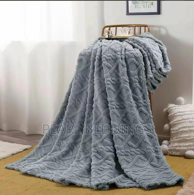 Premium Luxurious Quality Stripped Throw Blanket Available photo 8