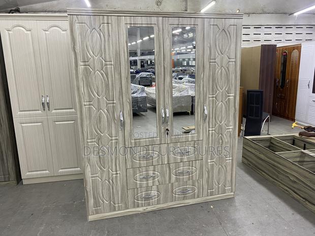 4 in 1 Wardrobe With a Mirror · Photo 3