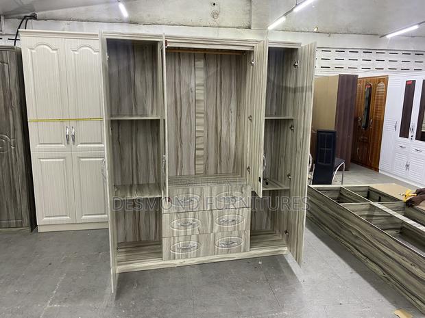 4 in 1 Wardrobe With a Mirror · Photo 4