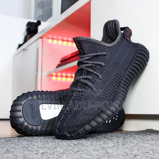 Adidas Yeezy Boost 350 V2 “Static Black” · Photo 3