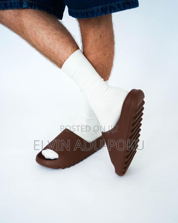 Adidas Yeezy “Flax” Slides. · Photo 4