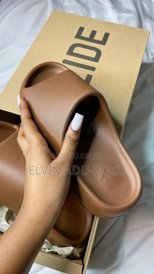 Adidas Yeezy “Flax” Slides. · Photo 3
