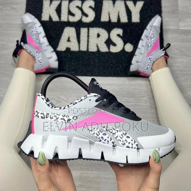 Reebok Ladies Dynamica “ Noir Chalk Gum” · Photo 3