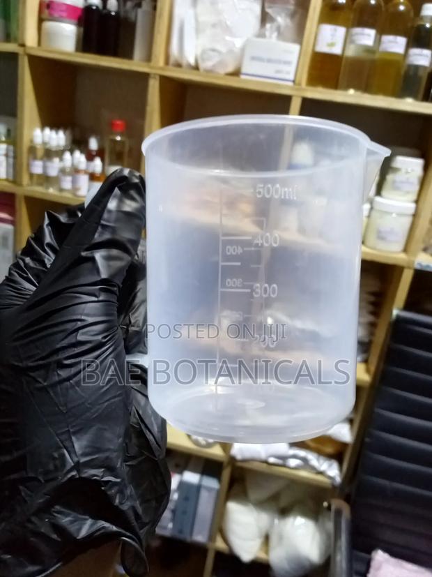 500ml Engraved Plastic Measuring Cup · Photo 2