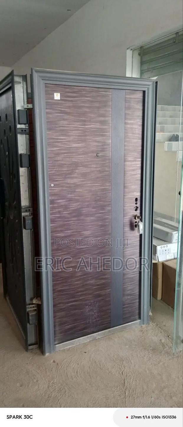Smooth Paladin Single One and Half Available Door + Handle · Photo 2