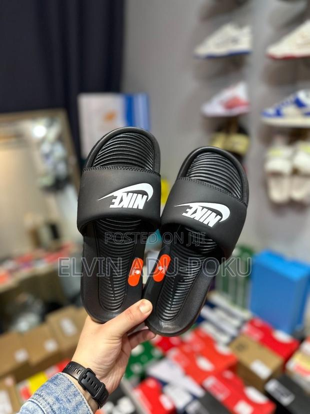 Nike Flip Flop “B/W” Slides. · Photo 3