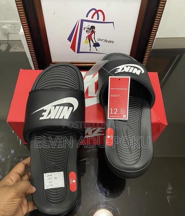 Nike Flip Flop “B/W” Slides. · Photo 4