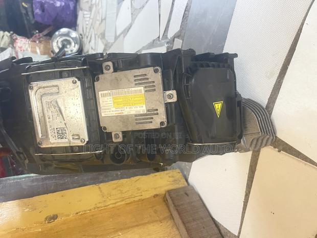 Audi Q5 Headlight Left Side 2019 With Multiple Chargers