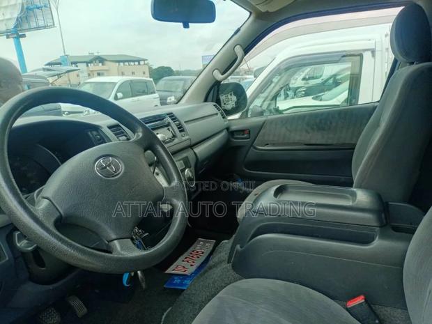 Toyota HiAce 2011 White photo 4