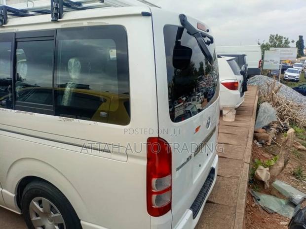 Toyota HiAce 2011 White photo 5