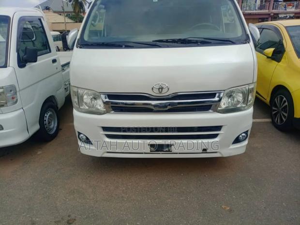 Toyota HiAce 2011 White photo 2