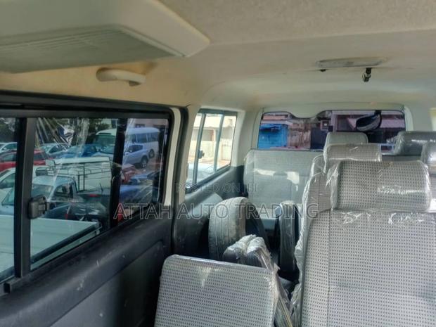 Toyota HiAce 2011 White photo 3