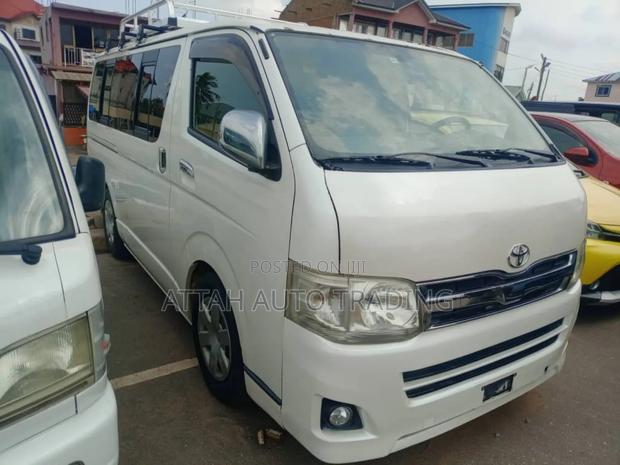 Toyota HiAce 2011 White photo 6