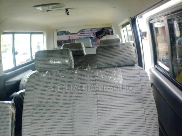 Toyota HiAce 2011 White photo 7