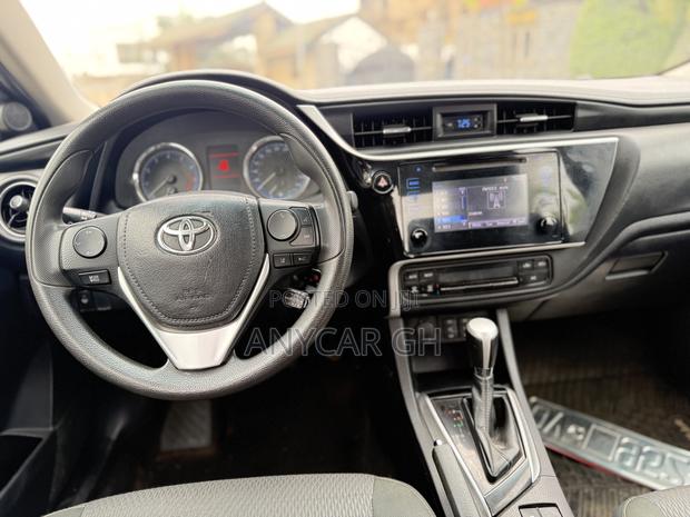 Toyota Corolla LE (1.8L 4cyl 2A) 2018 Black