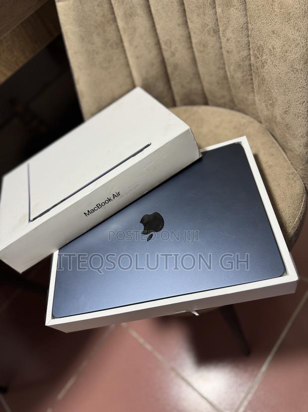 Laptop Apple MacBook Air 2022 M2 8GB Apple M2 SSD 256GB