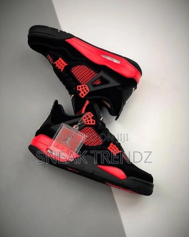 Jordan R4 T Red Black · Photo 3