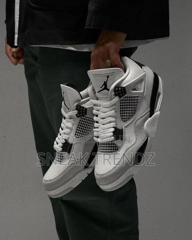 Air Jordan R4 Military Black · Photo 3