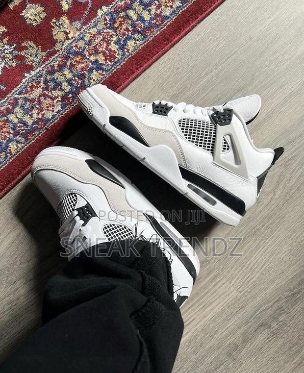 Air Jordan R4 Military Black · Photo 4
