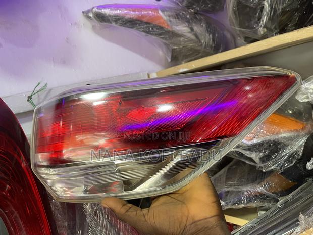 Toyota Highlander 2014-2016 Taillight Used photo 2