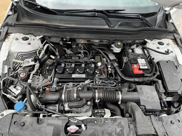 Honda Accord 2019 White photo 11
