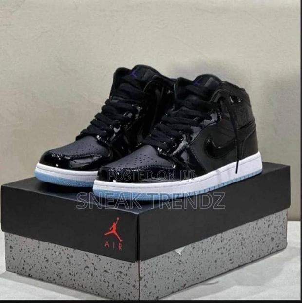 Air Jordan R1 Black Mirror N White · Photo 3