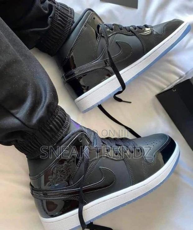 Air Jordan R1 Black Mirror N White · Photo 4