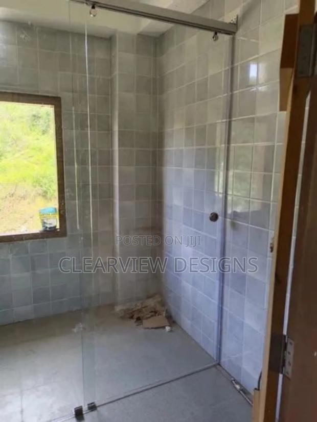 Elegant Sliding Shower Cubicle · Photo 2