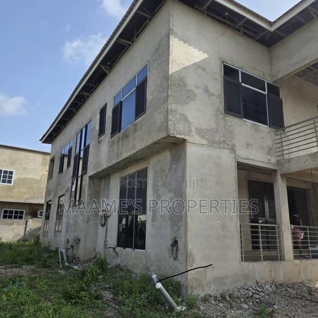 6bdrm Duplex in Tema Metropolitan for sale · Photo 2