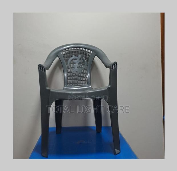 Gye Nyame Plastic Chair · Photo 3